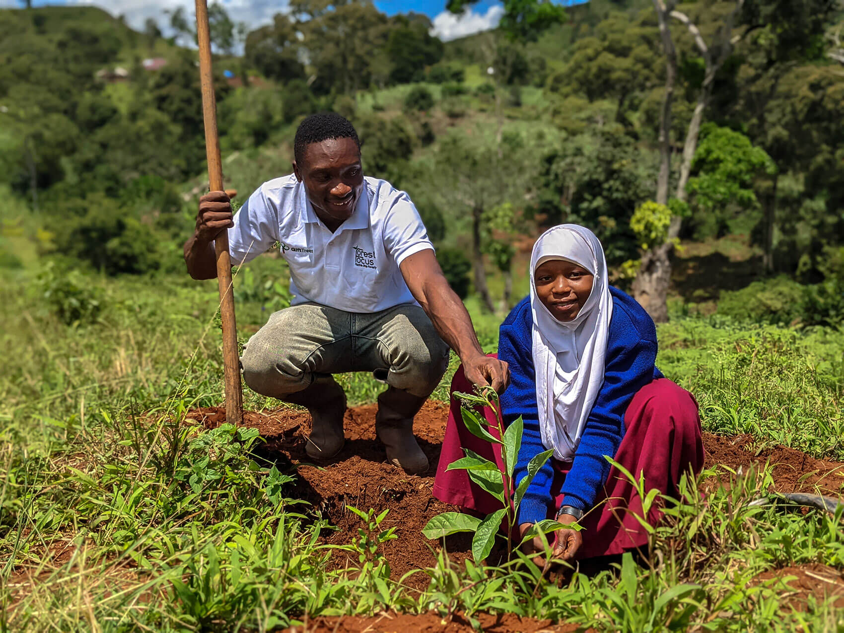 Teaching a student to plant tree